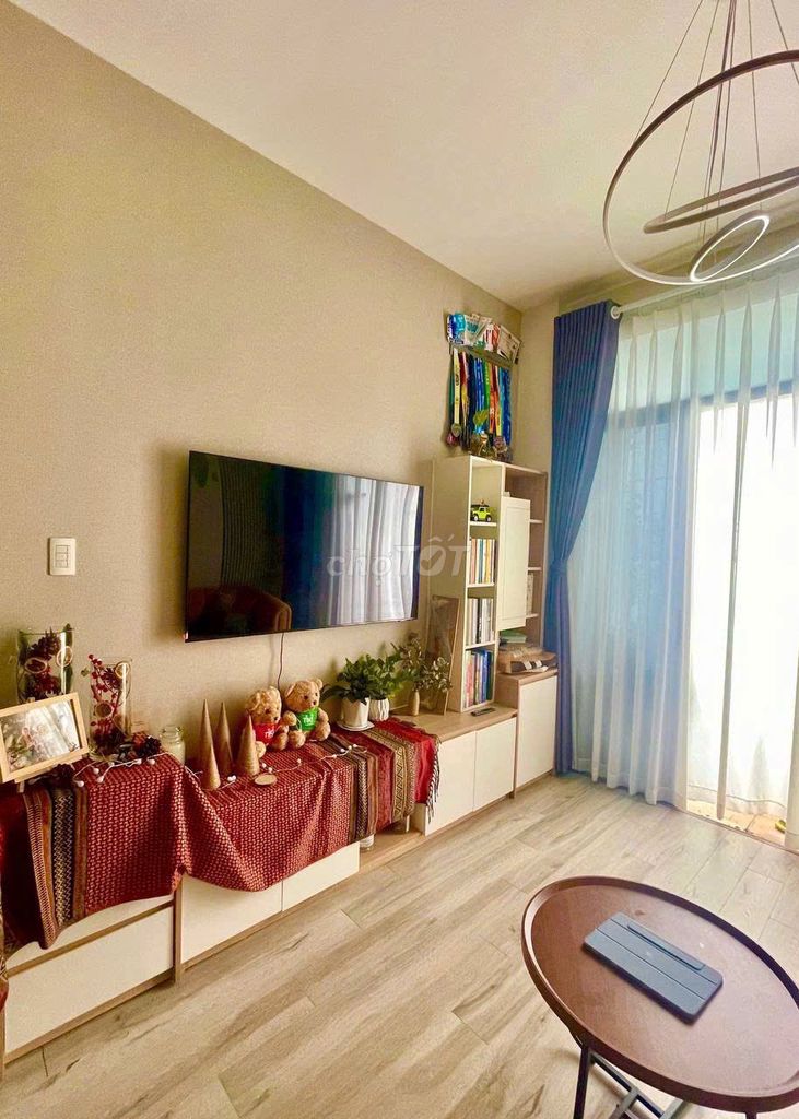 The Opal Riverside high-rise, 2 bedrooms, full-level furniture.