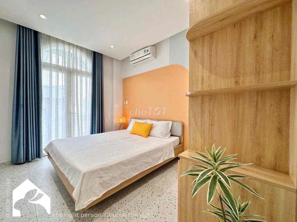 A Lê Văn Sỹ bedroom, District 3 – near the new viettel lake.
