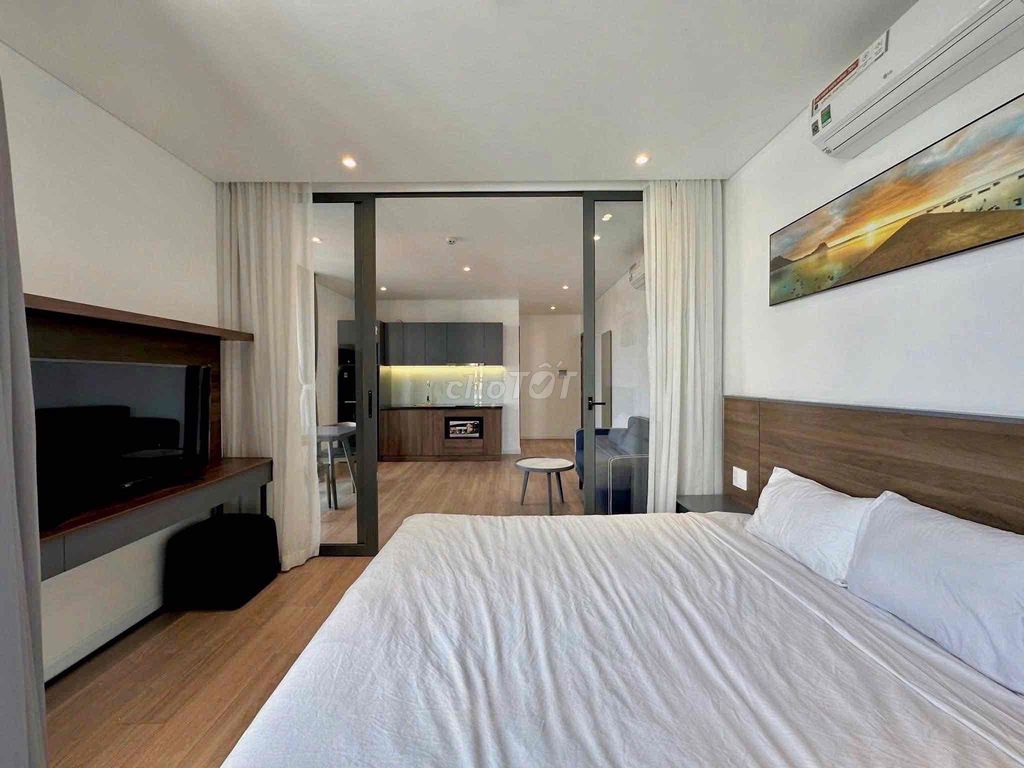apartment one balcony bedroom full of furniture near the sg bridge, super windy