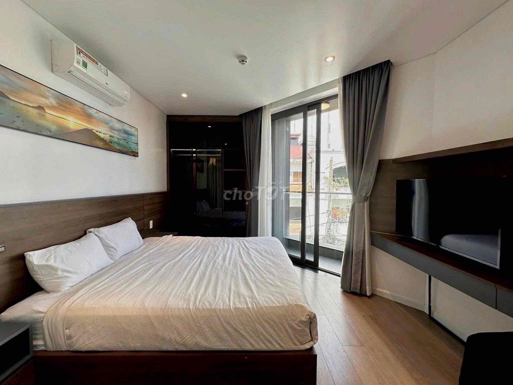 apartment one balcony bedroom full of furniture near the sg bridge, super windy