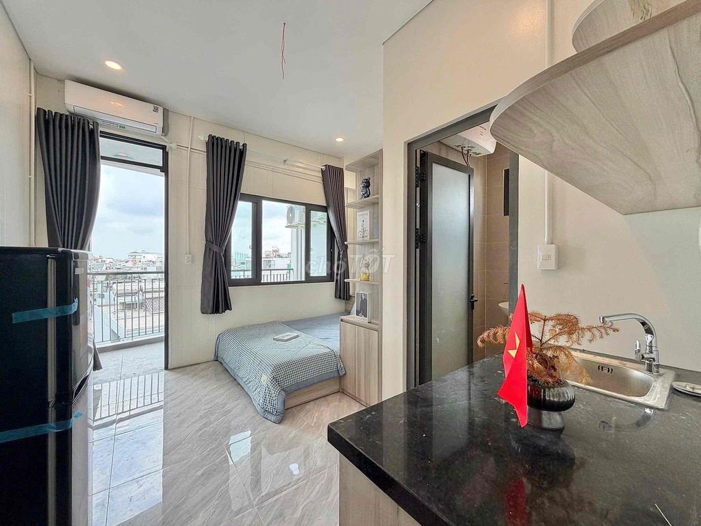 Clear the room, full interior. Nguyễn Văn Quá.