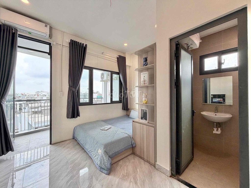 Clear the room, full interior. Nguyễn Văn Quá.