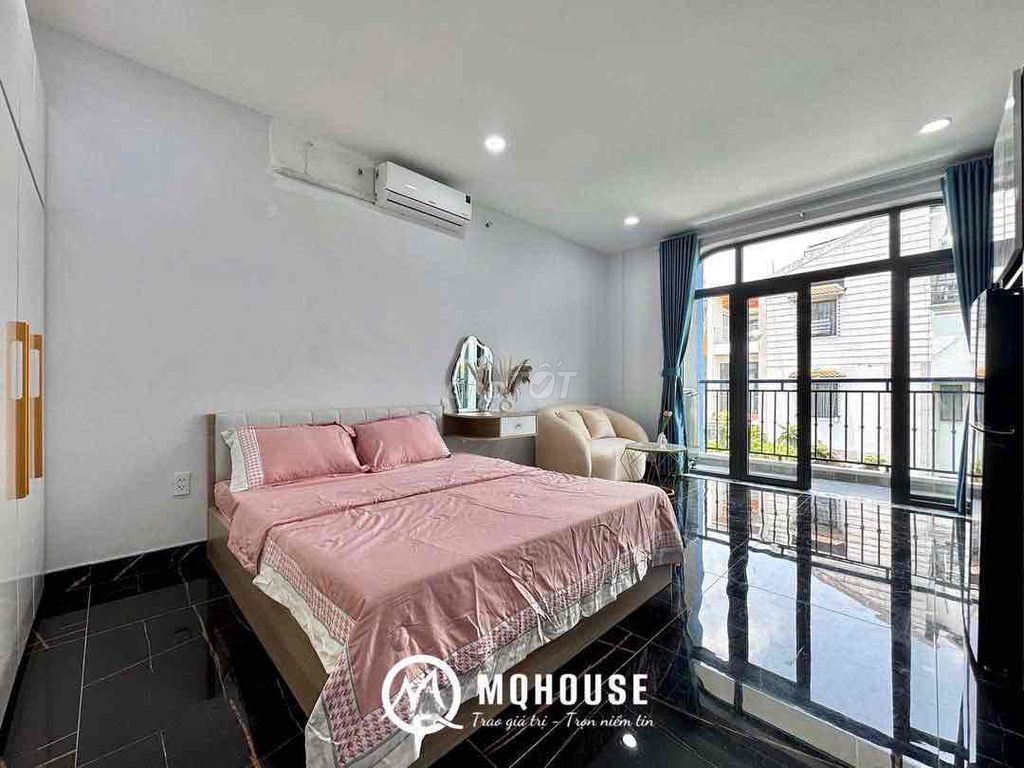 The apartment's empty. A basic interior room. - Good place to be.
