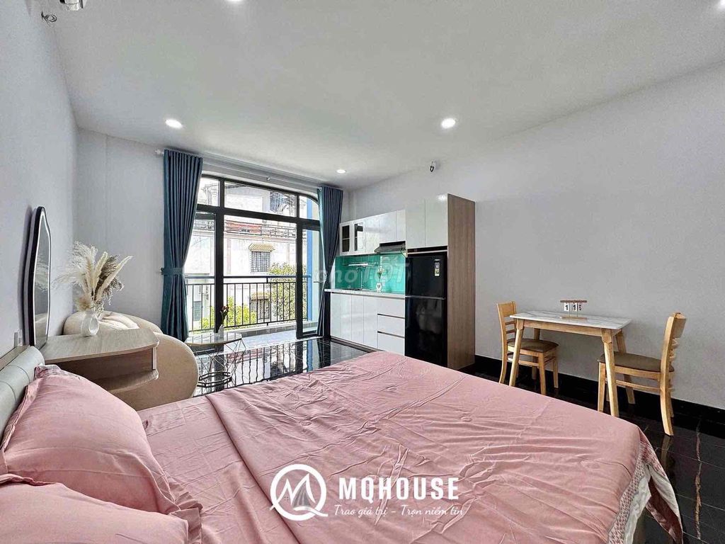 The apartment's empty. A basic interior room. - Good place to be.
