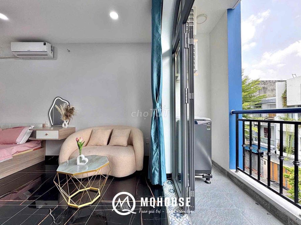 The apartment's empty. A basic interior room. - Good place to be.