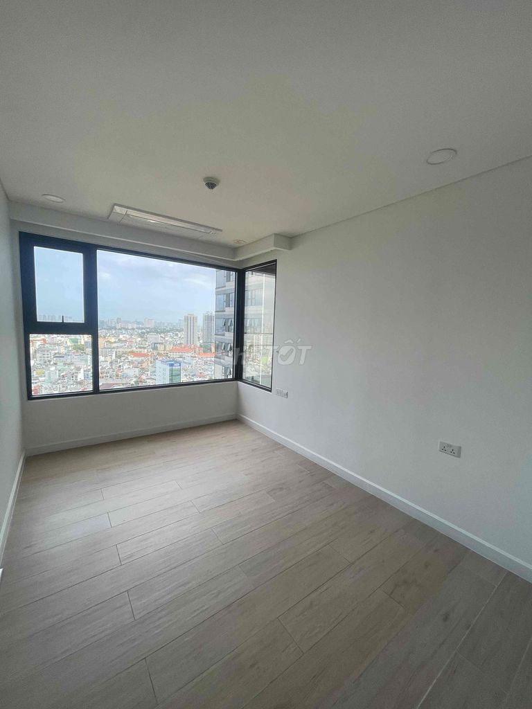 Rent a Kingdom bedroom for 15 million a month.
