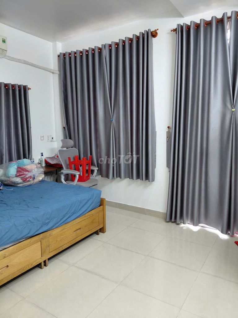 Rent a room-- a female student or a woman at work.