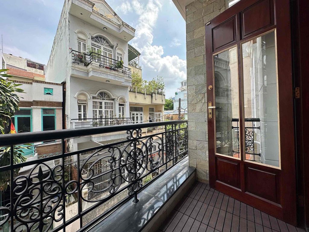 Opening the new apartment. One bedroom near District 1. First month's offer.
