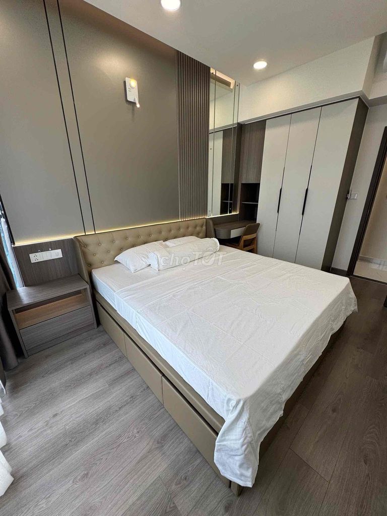 Specially renting a high-end Diamond Center apartment.