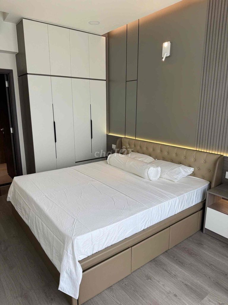 Specially renting a high-end Diamond Center apartment.
