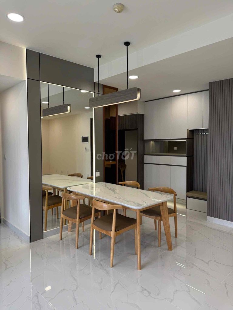 Specially renting a high-end Diamond Center apartment.