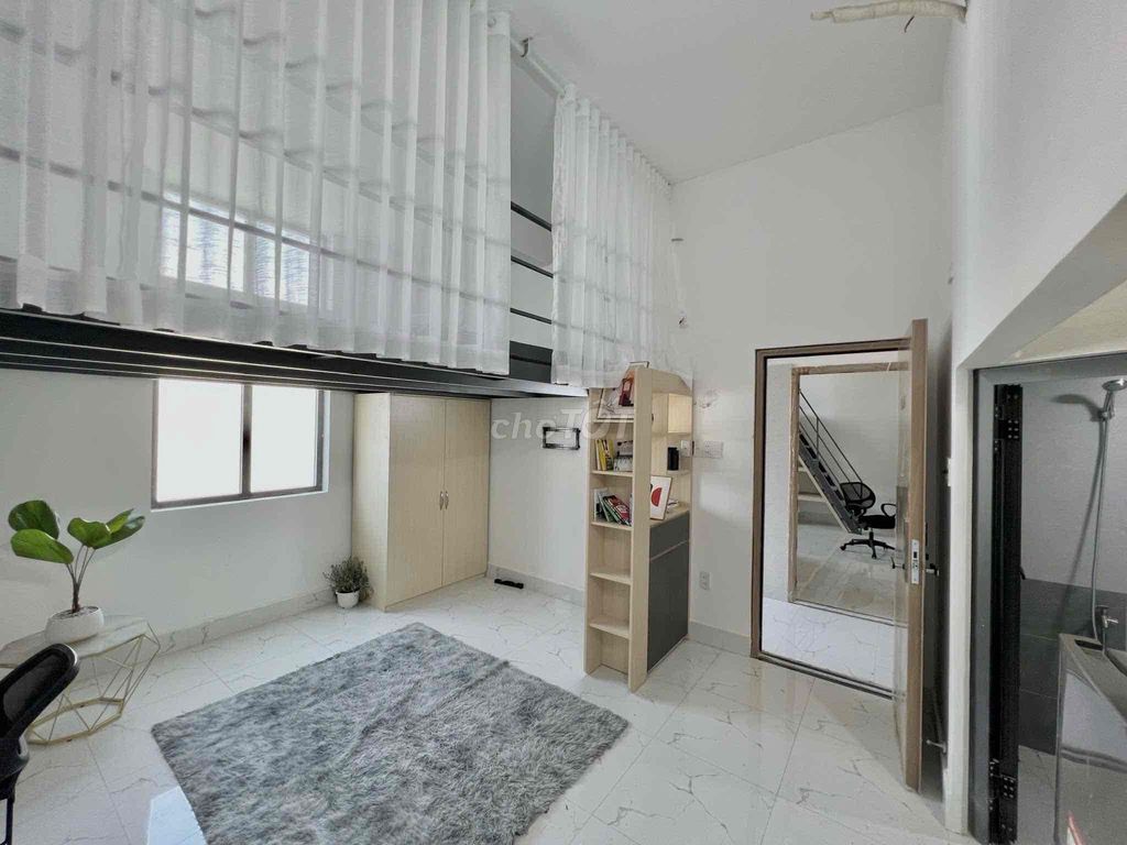 I'll take five. - Five. There's an elevator - hyper-wide area - near vlu