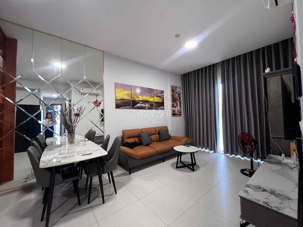 We'll rent 85 meters. Three bedrooms. Two.