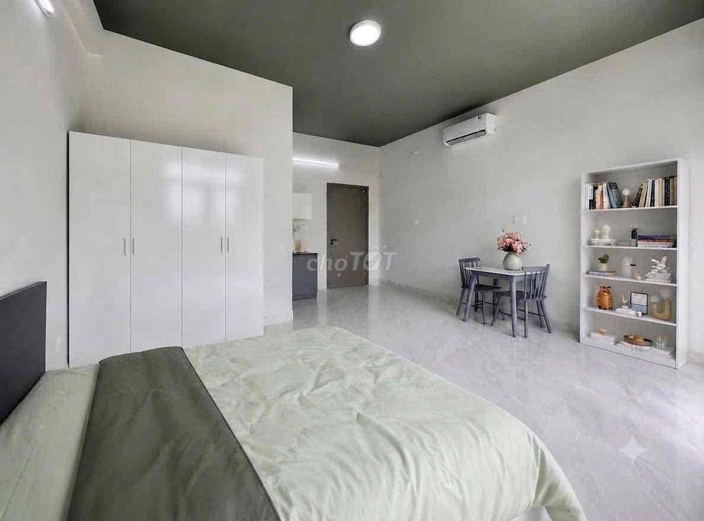 The owner of the balcony rents the Mescalurat Full interior