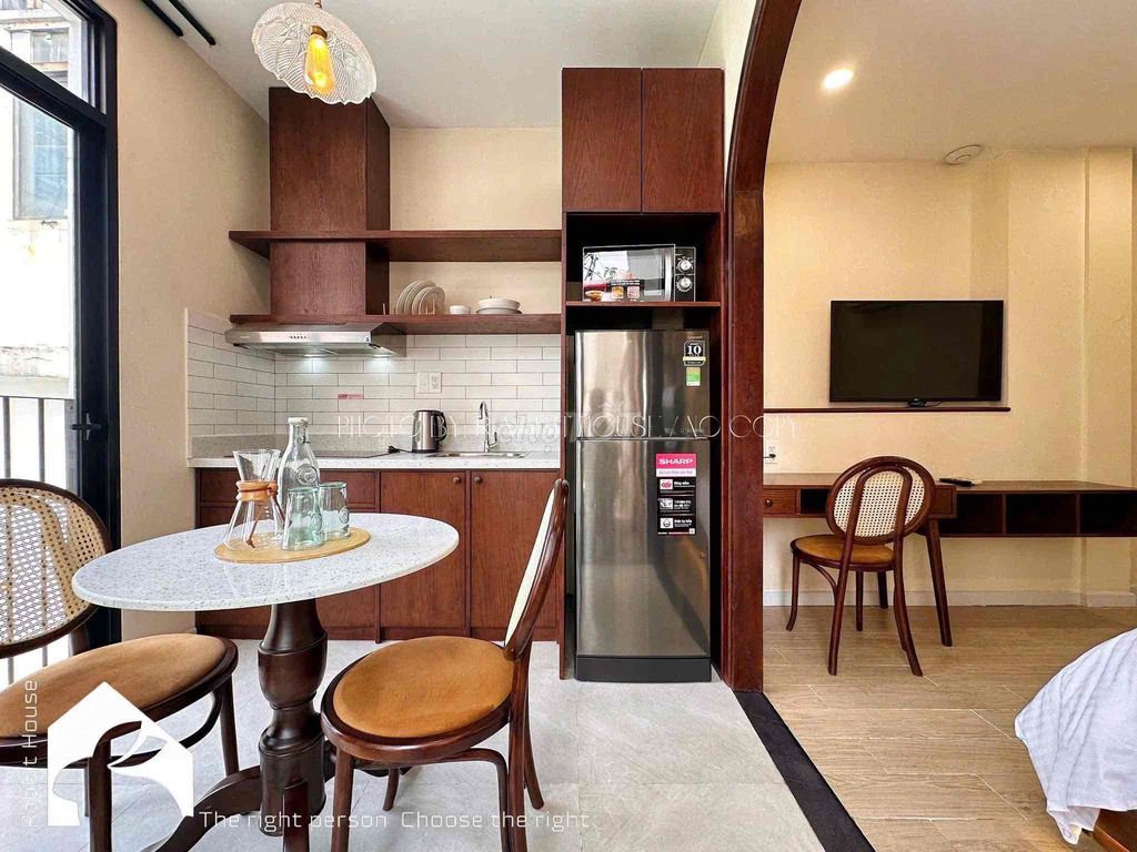 The apartment is a full bedroom with a big Hai Bà Trưng balconies.