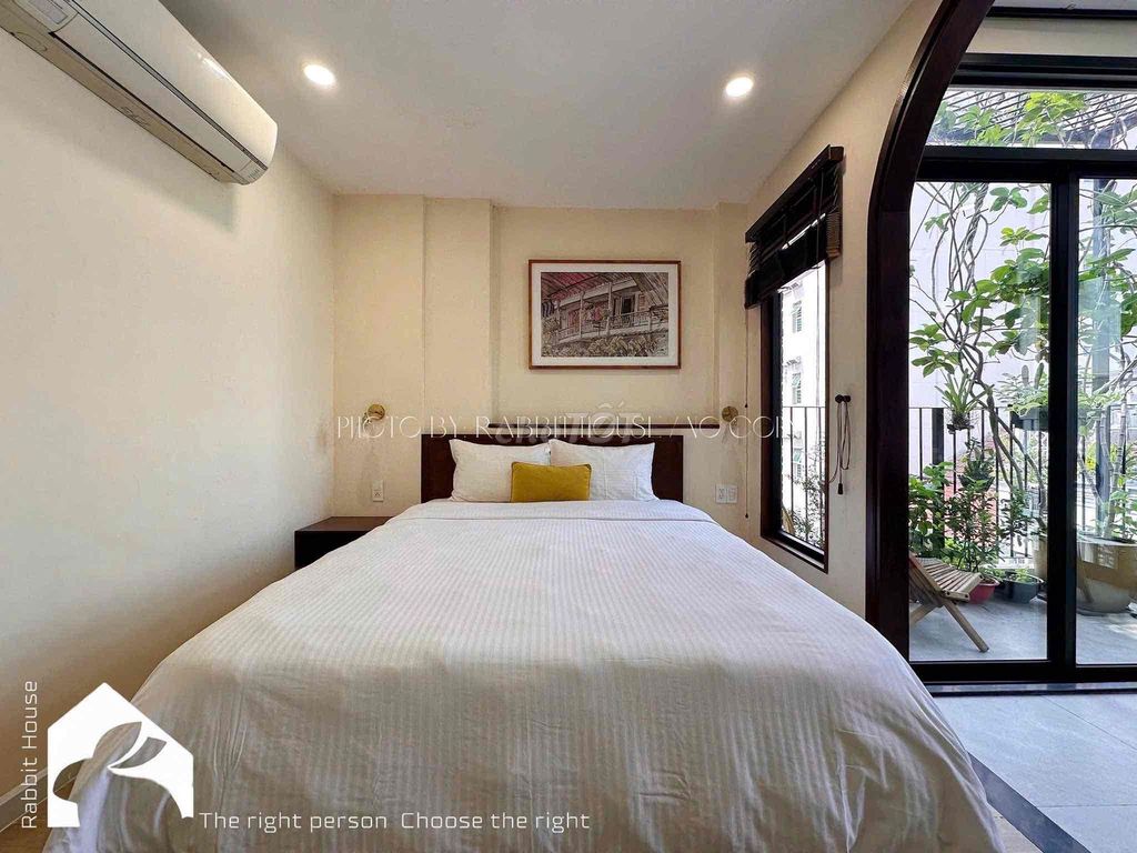 The apartment is a full bedroom with a big Hai Bà Trưng balconies.