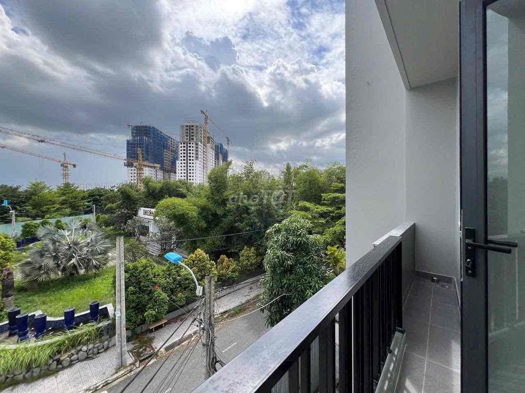 The balcony studio is 35 meters out of Lê Văn Duyệt near the market. She's got a bearing on 233rd County.