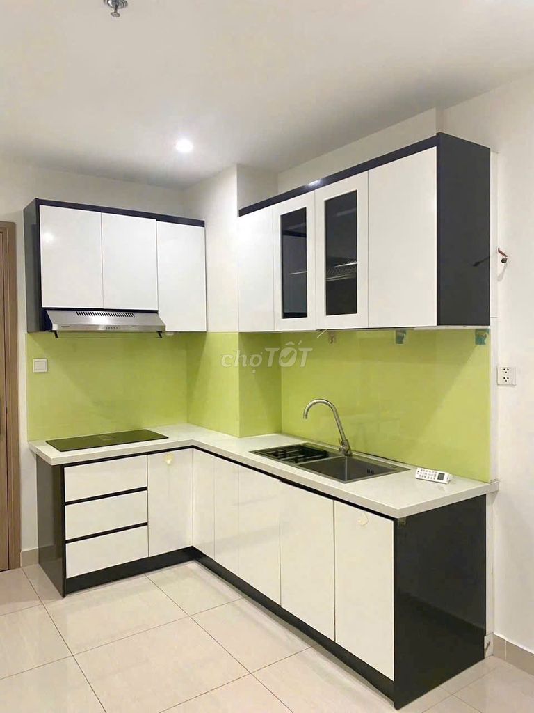 Two fancy bedrooms, bed-slippers, air conditioning, nice view -- cheap, for good rent.