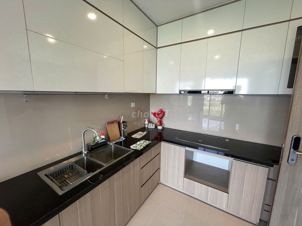 Two fancy bedrooms, bed-slippers, air conditioning, nice view -- cheap, for good rent.