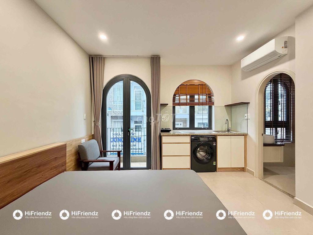 The super-high-end studio with a full Tên Lửa interior.