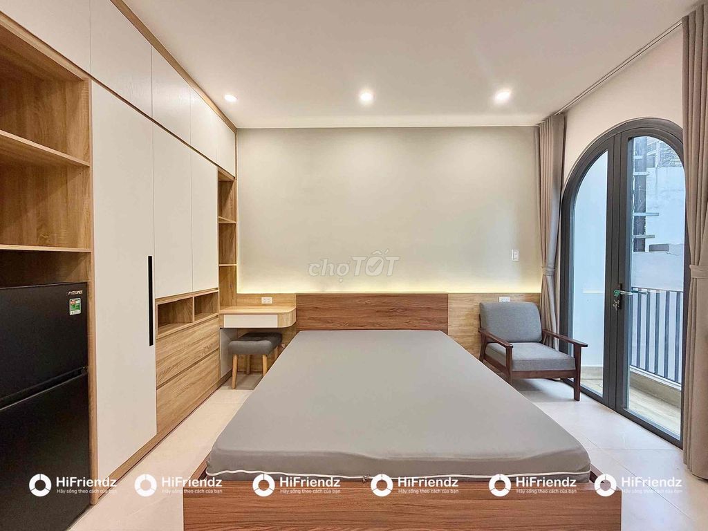 The super-high-end studio with a full Tên Lửa interior.