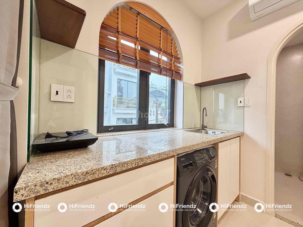 The super-high-end studio with a full Tên Lửa interior.