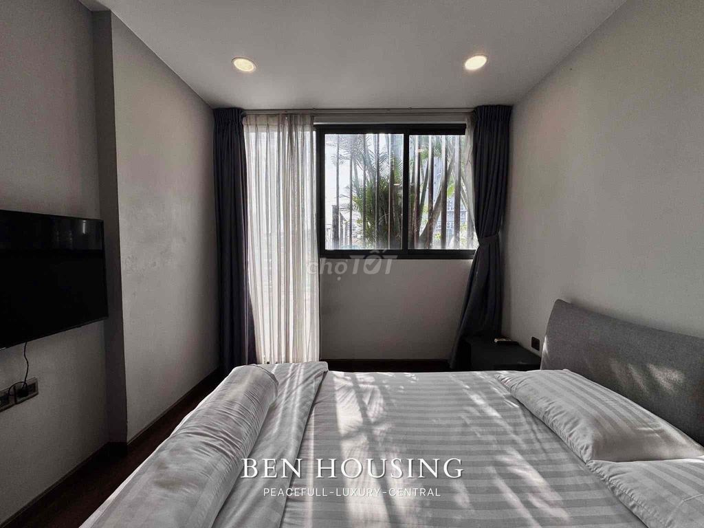 Two bedrooms. One bedroom. - The elevator balcony.