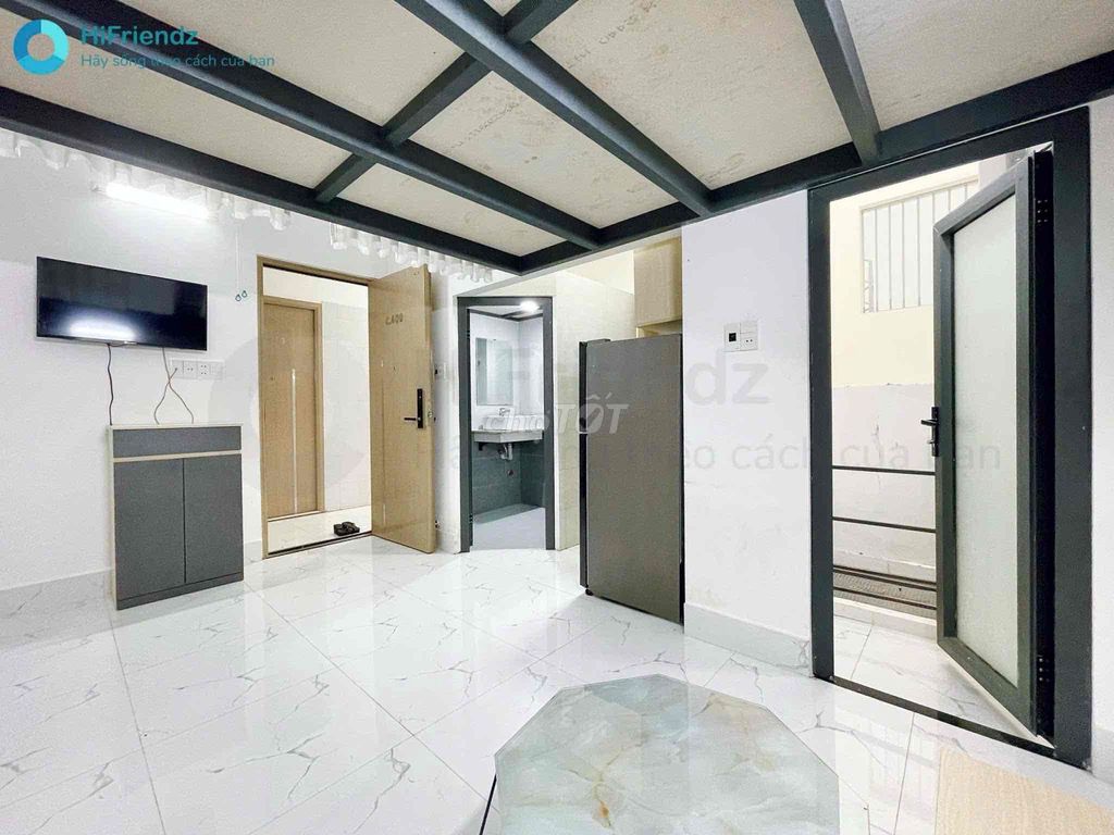 Rent a 40-foot apartment where four people in four cars are at the University of Diaspora.