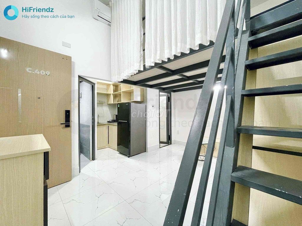 Rent a 40-foot apartment where four people in four cars are at the University of Diaspora.
