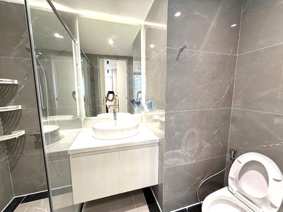 Rent three bedrooms, three toilets, interior luxry, river view, Vinhomes Central Park