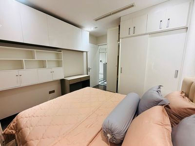 Rent three bedrooms, three toilets, interior luxry, river view, Vinhomes Central Park