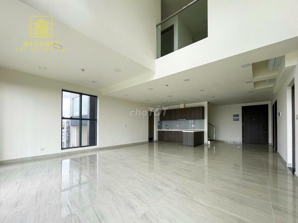 The penthouse diammond centery 4 bedroom plus, 4 empty toilets.
