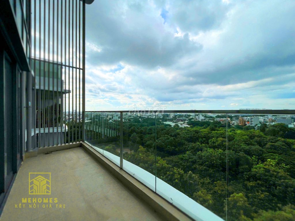 The penthouse diammond centery 4 bedroom plus, 4 empty toilets.