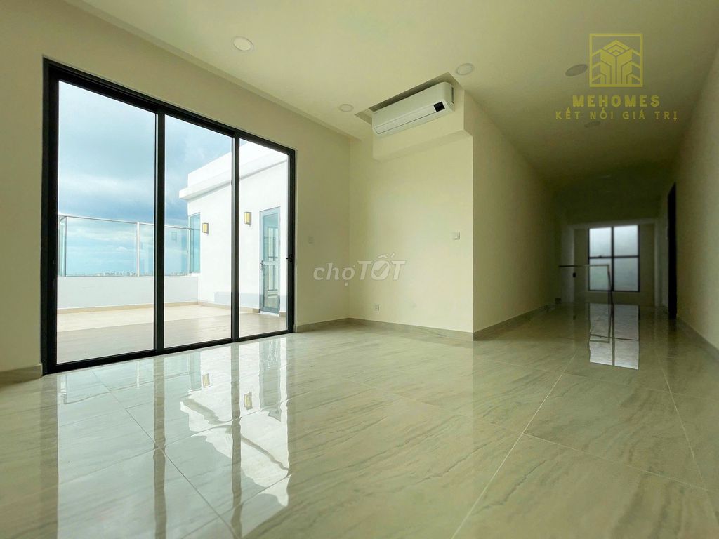 The penthouse diammond centery 4 bedroom plus, 4 empty toilets.