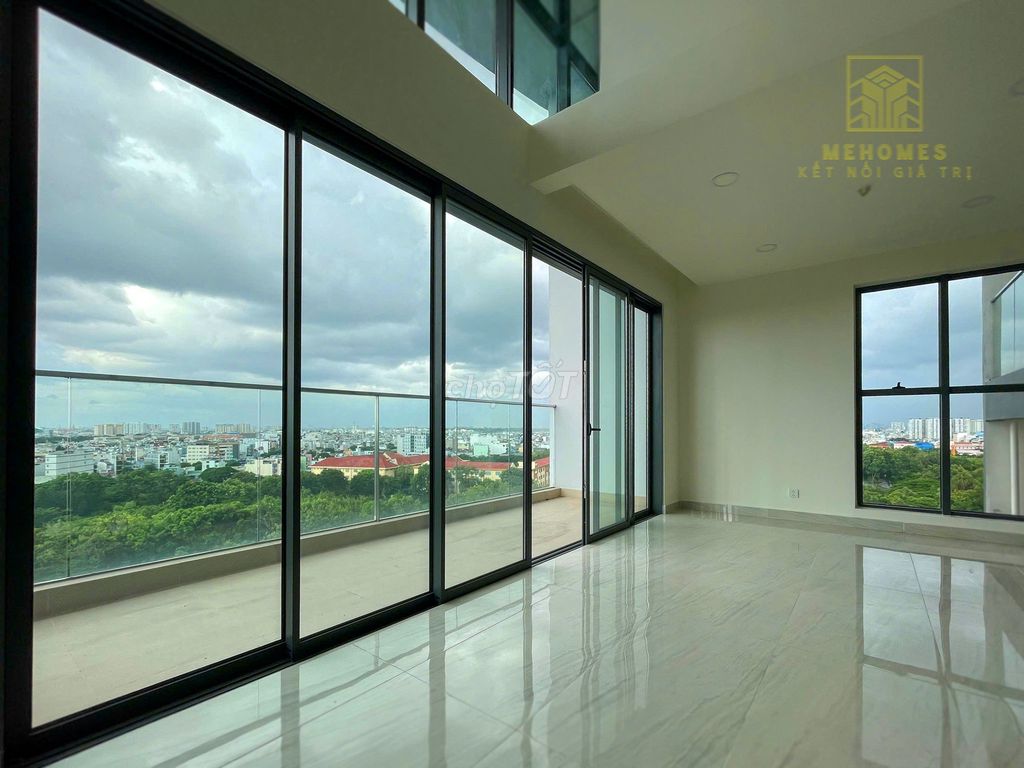 The penthouse diammond centery 4 bedroom plus, 4 empty toilets.