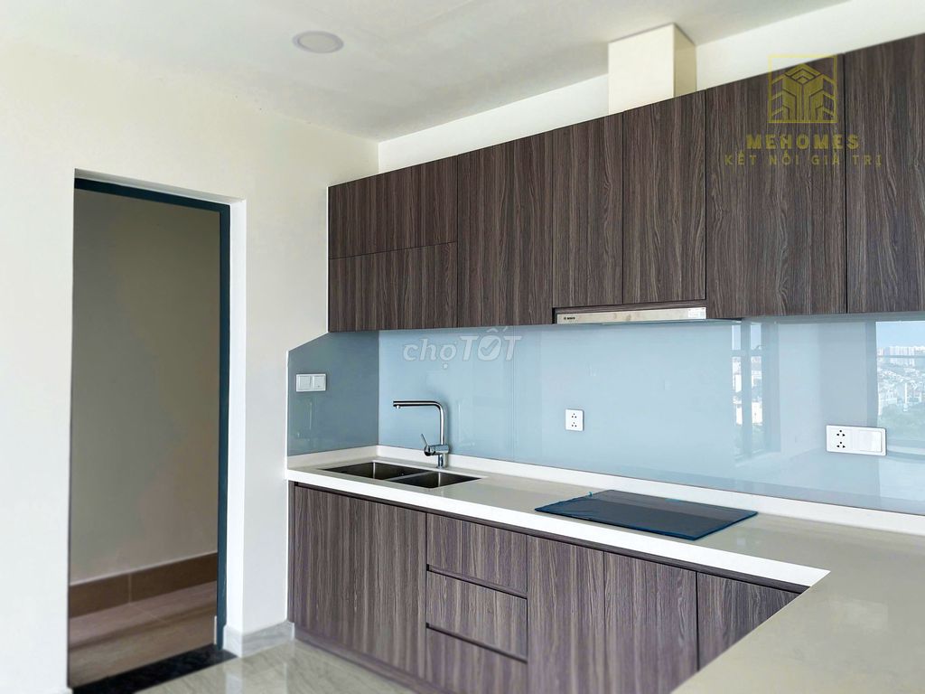 The penthouse diammond centery 4 bedroom plus, 4 empty toilets.