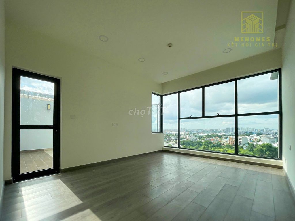 The penthouse diammond centery 4 bedroom plus, 4 empty toilets.