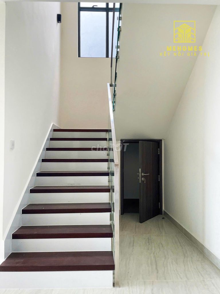 The penthouse diammond centery 4 bedroom plus, 4 empty toilets.