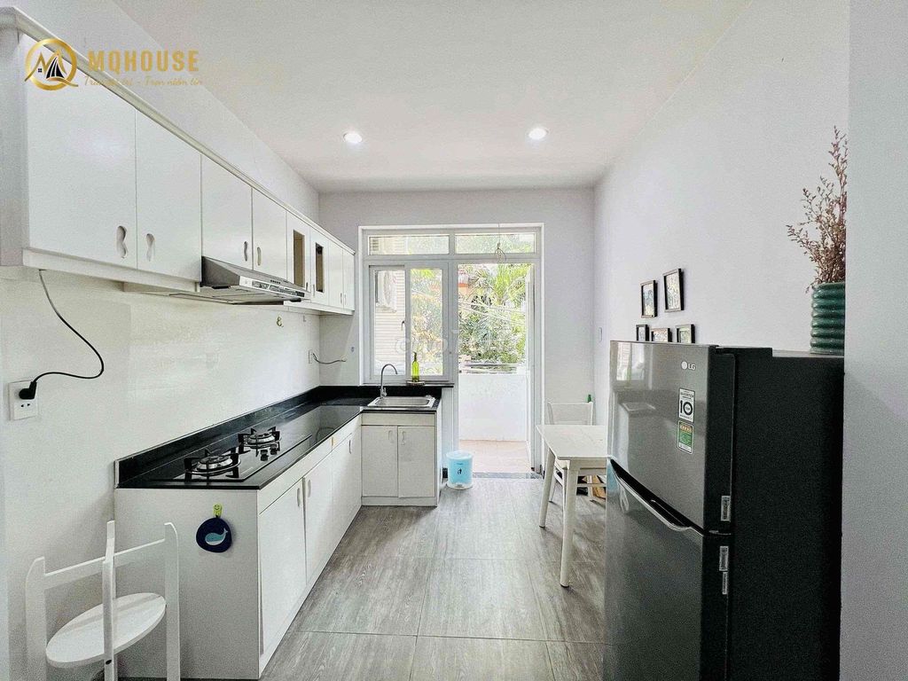 The apartment. A paisole kitchen with a private washing machine on its way to the writer.