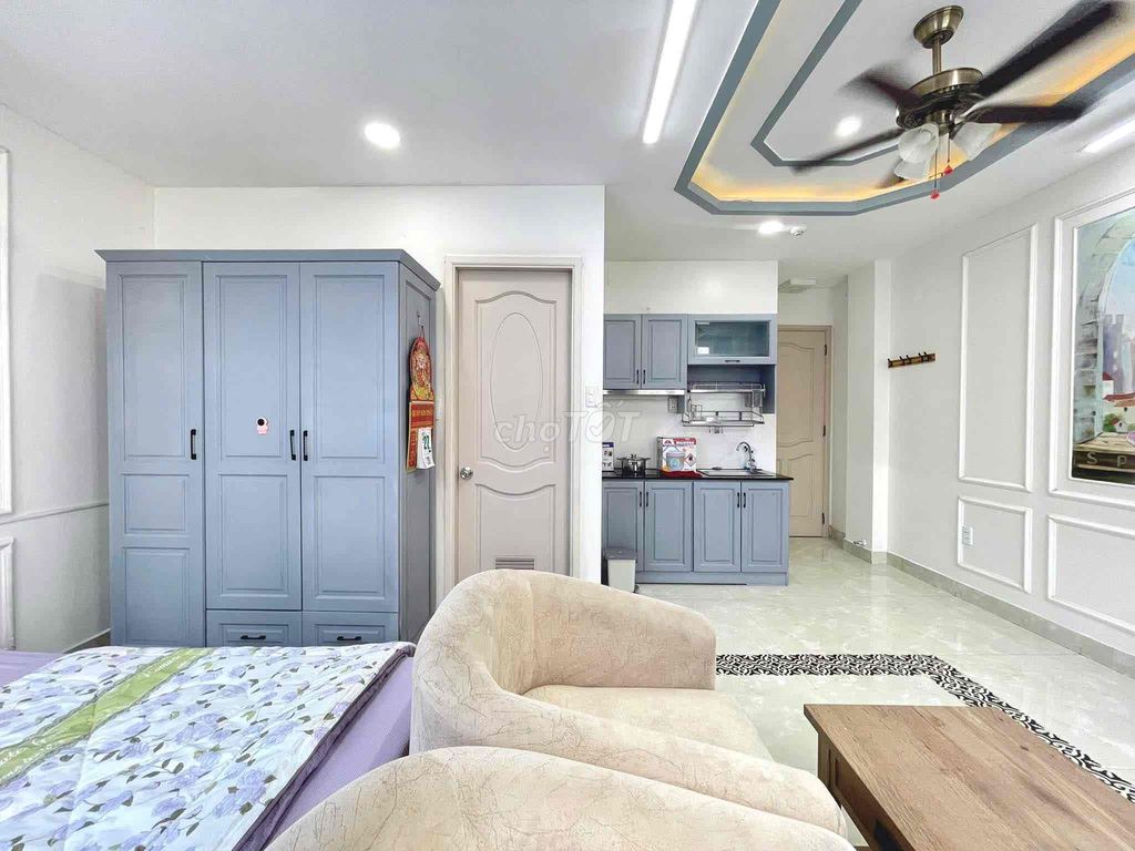 A super-free, super-free window service apartment right here.
