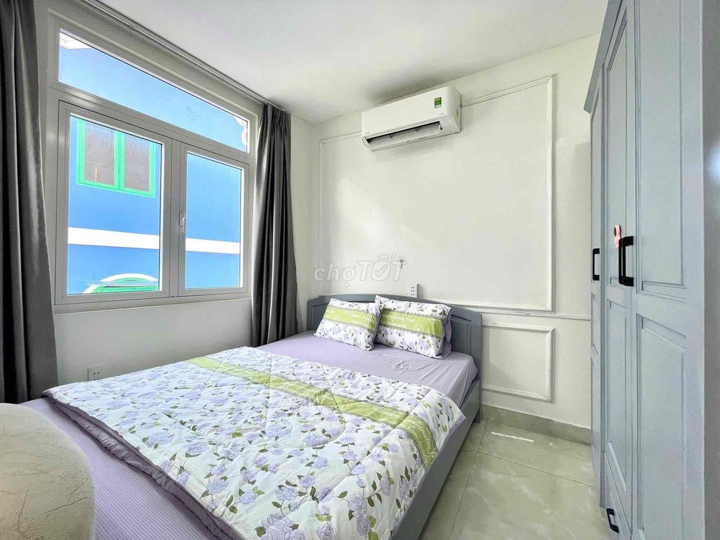 A super-free, super-free window service apartment right here.