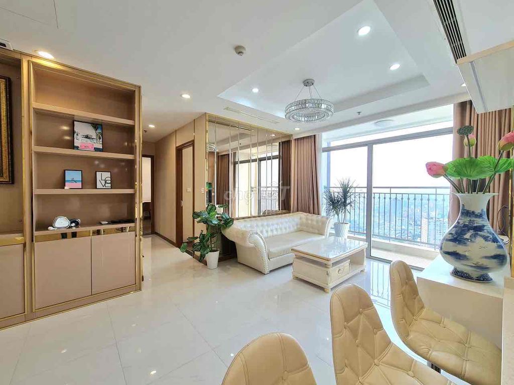 Three bedrooms in Landmark – Full of fine furniture - good price - right there