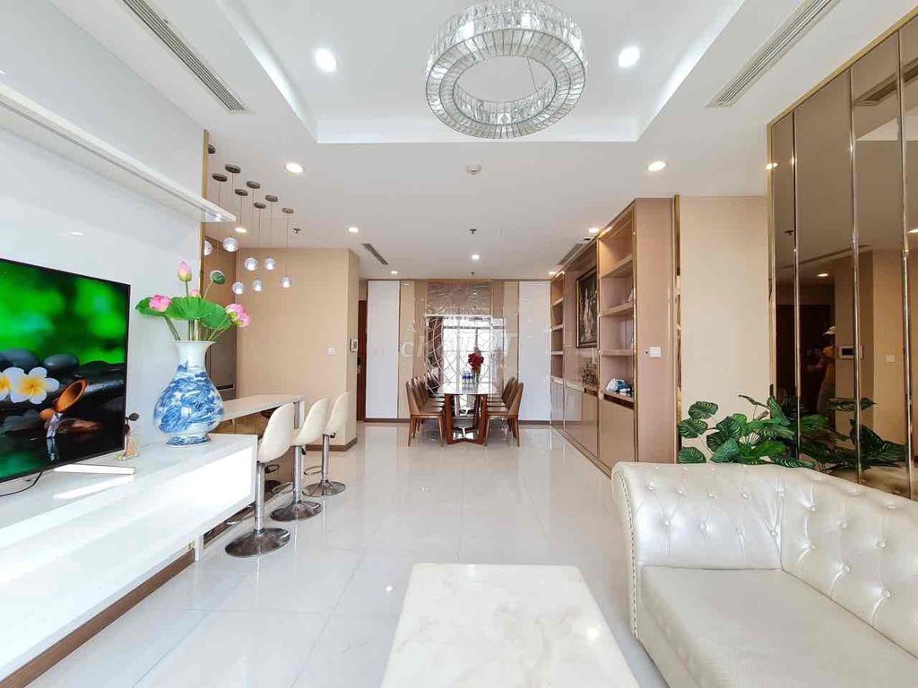 Three bedrooms in Landmark – Full of fine furniture - good price - right there