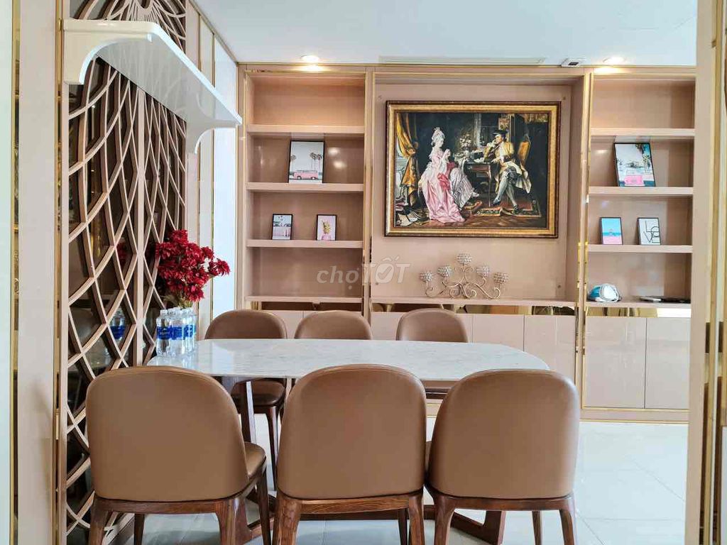 Three bedrooms in Landmark – Full of fine furniture - good price - right there