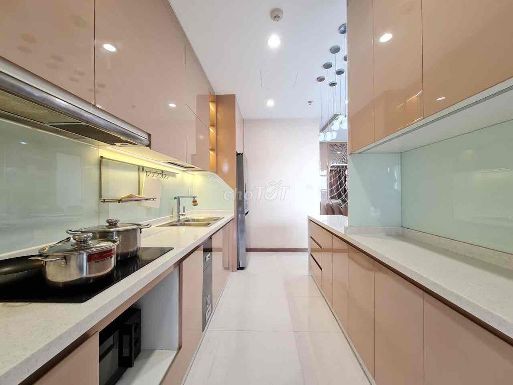 Three bedrooms in Landmark – Full of fine furniture - good price - right there