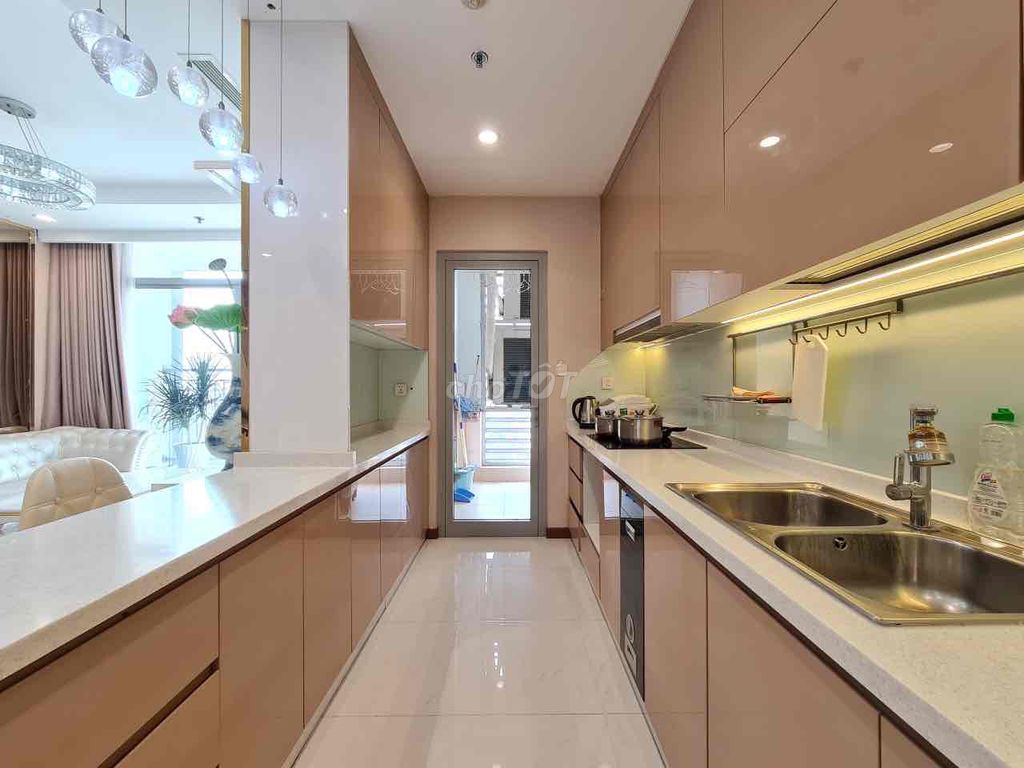 Three bedrooms in Landmark – Full of fine furniture - good price - right there