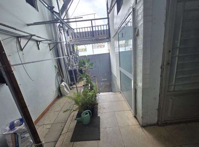 Room 19 mm2 (Foots) Toilets, free feeding hours near the market.
