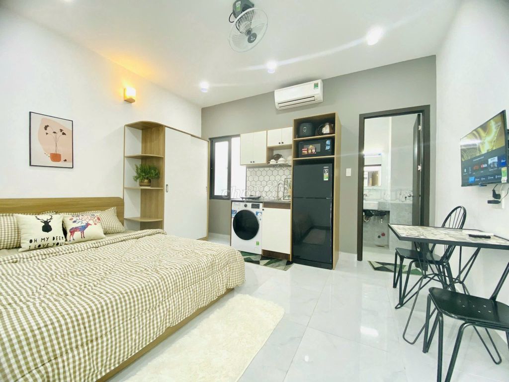 It's right here in the studio. It's right on the Hoàng Sa side of the Third District.
