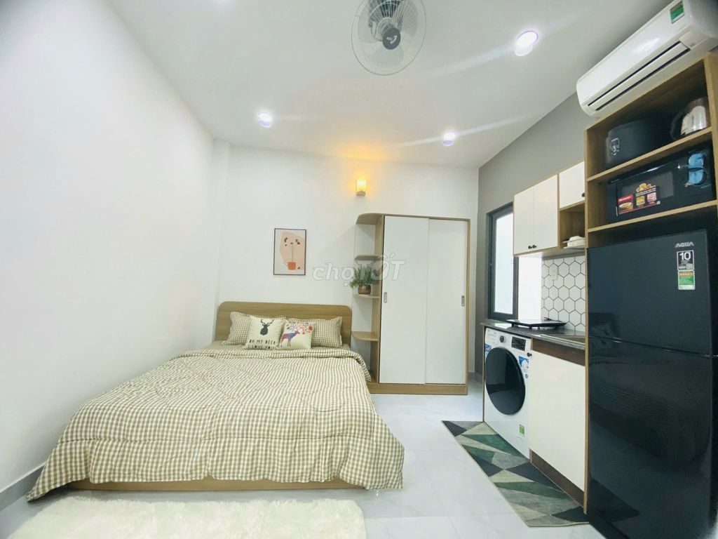 It's right here in the studio. It's right on the Hoàng Sa side of the Third District.