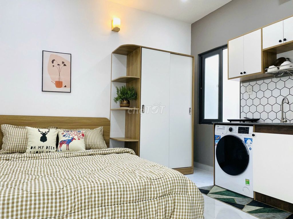 It's right here in the studio. It's right on the Hoàng Sa side of the Third District.